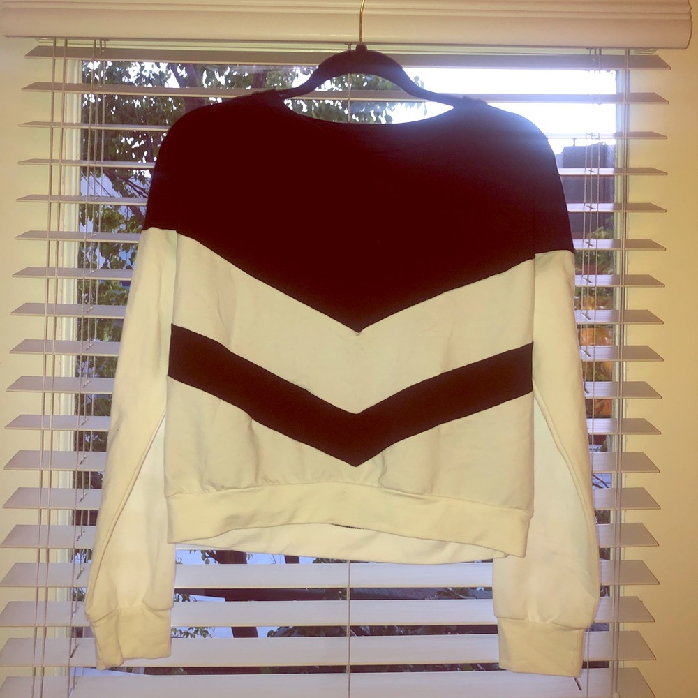 Short length sweater with Chevron pattern